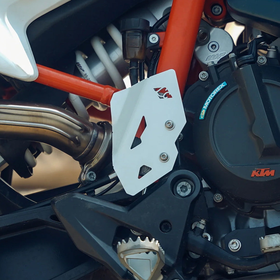 Legundary KTM ADV 890 Titan Master Cylinder Guard Silver